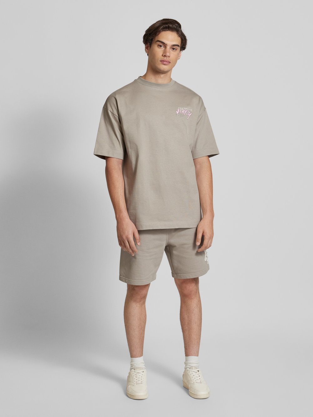 

Футболка оверсайз с этикеткой Multiply Apparel, бежевый