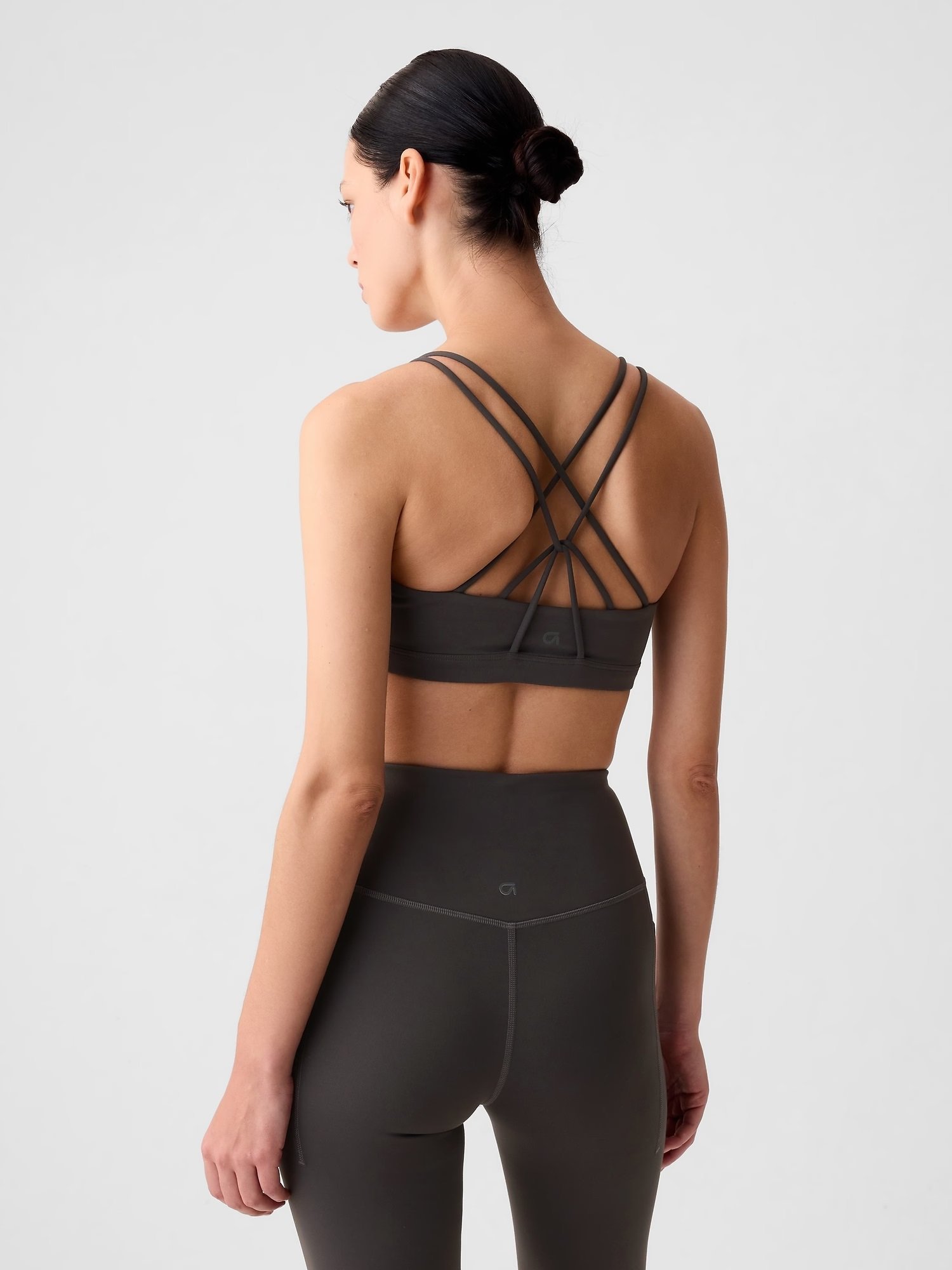 (W)GapFit Power Спортивный бюстгальтер средней степени поддержки с лямками GAP, CAST_IRON — фото 2