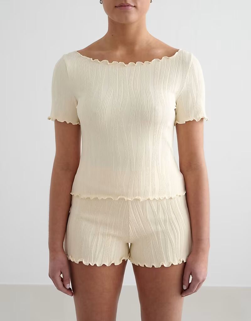 

Топ с короткими рукавами Aim'n Almond White Tulip в цвете миндально-белого цвета