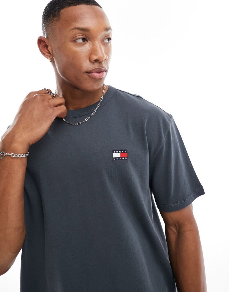 

Tommy Hilfiger – графитовая футболка обычного кроя с нашивкой