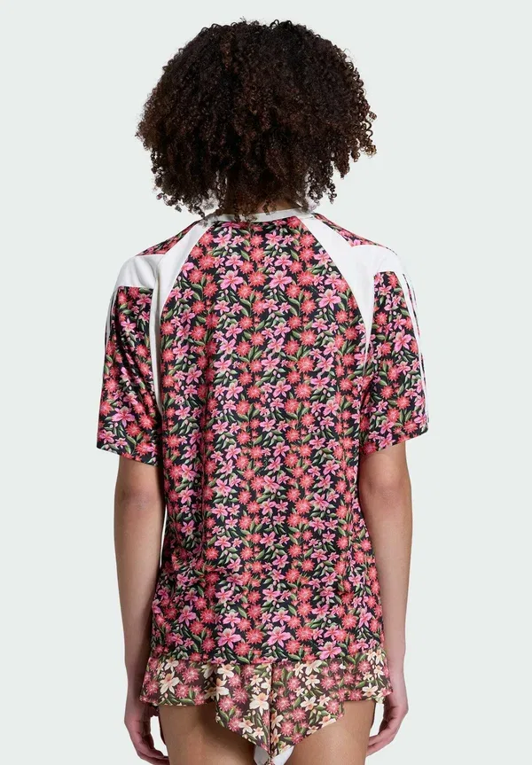 Футболка Adidas x farm rio house of tiro jersey print t-shirt Adidas Sportswear, черный/кремово-белый/мультиколор — фото 2