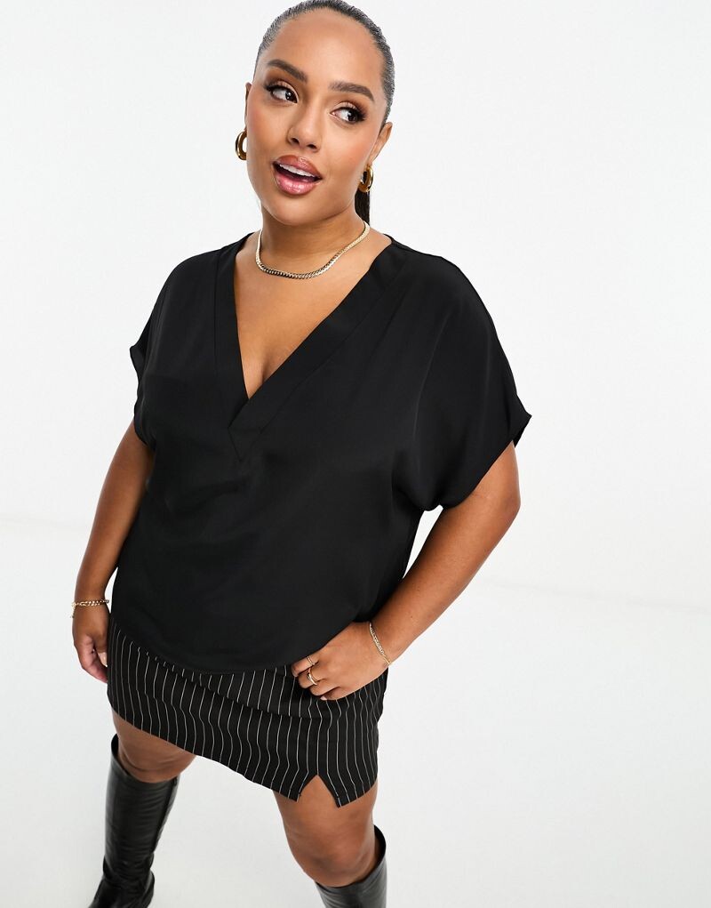 

Черная тканая футболка с v-образным вырезом ASOS DESIGN Curve
