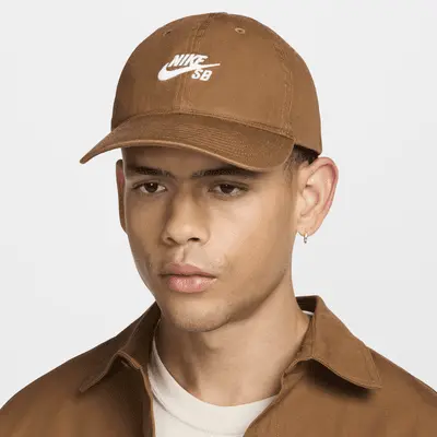 

Бейсболка Nike SB Club Unstructured Skate Cap, цвет Light British Tan/White