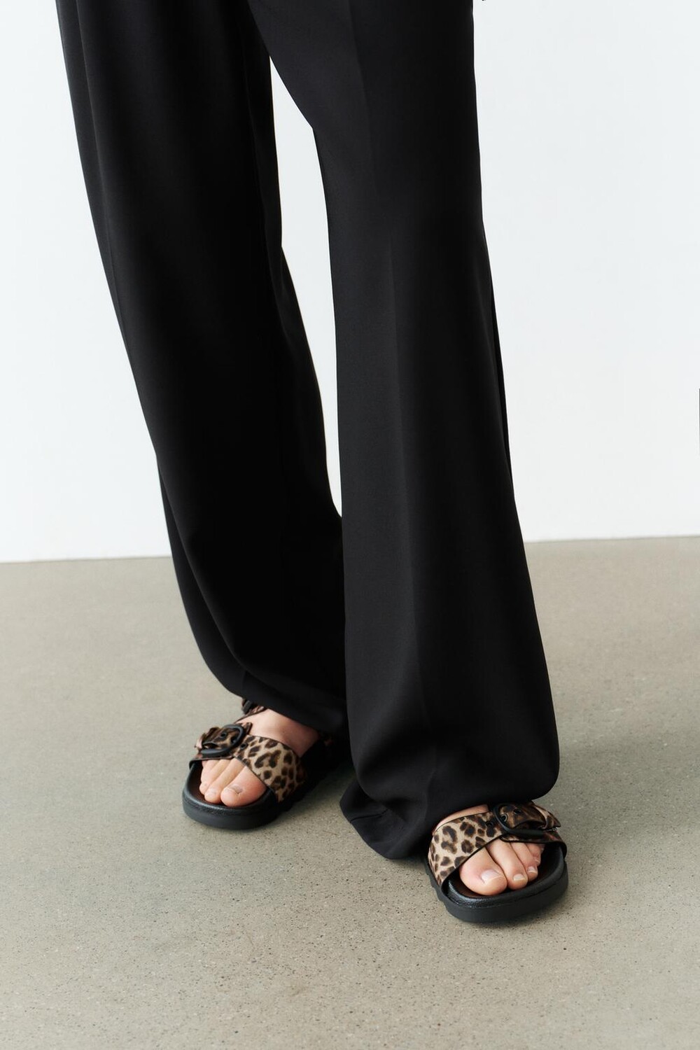 

Сандалии с пряжкой на плоской тележке ZARA, цвет leopard