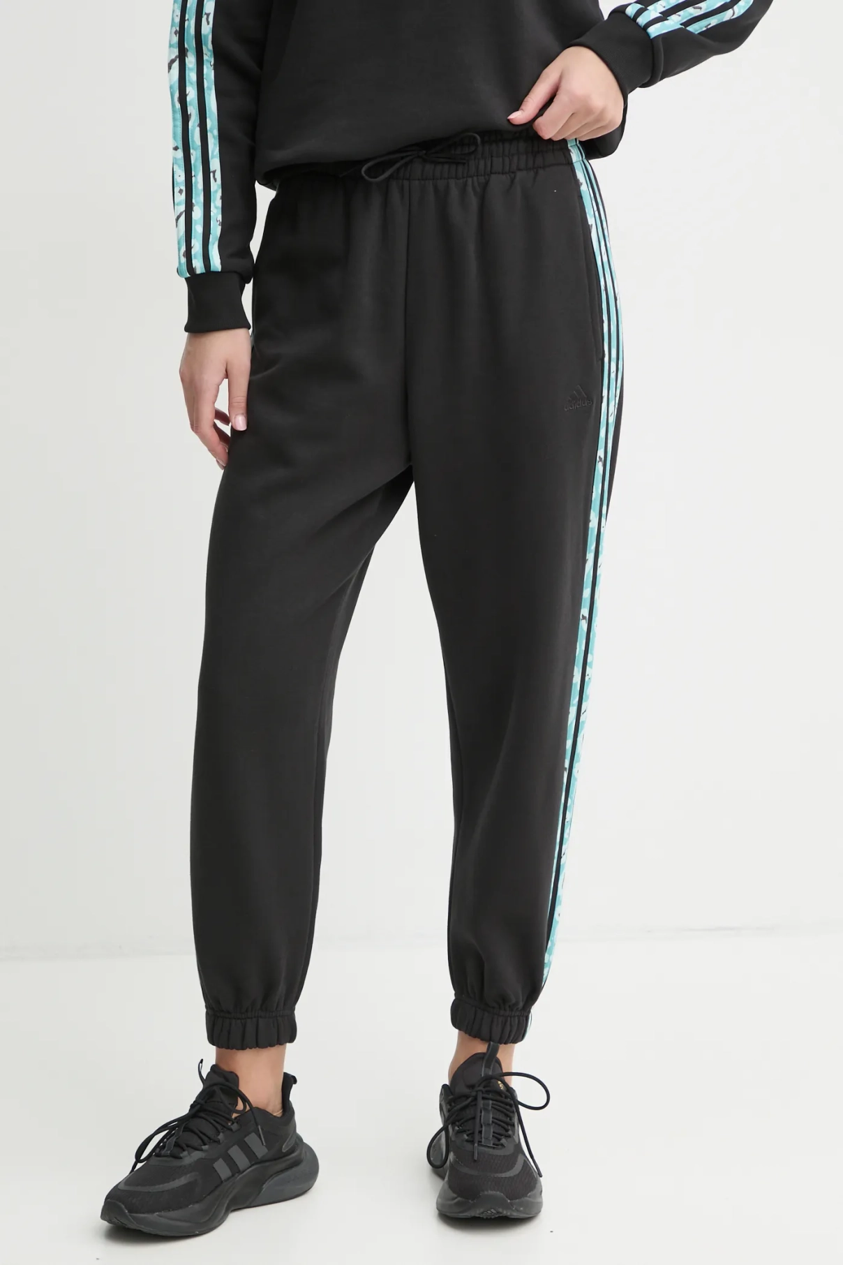 

Спортивные штаны с животными adidas, черный