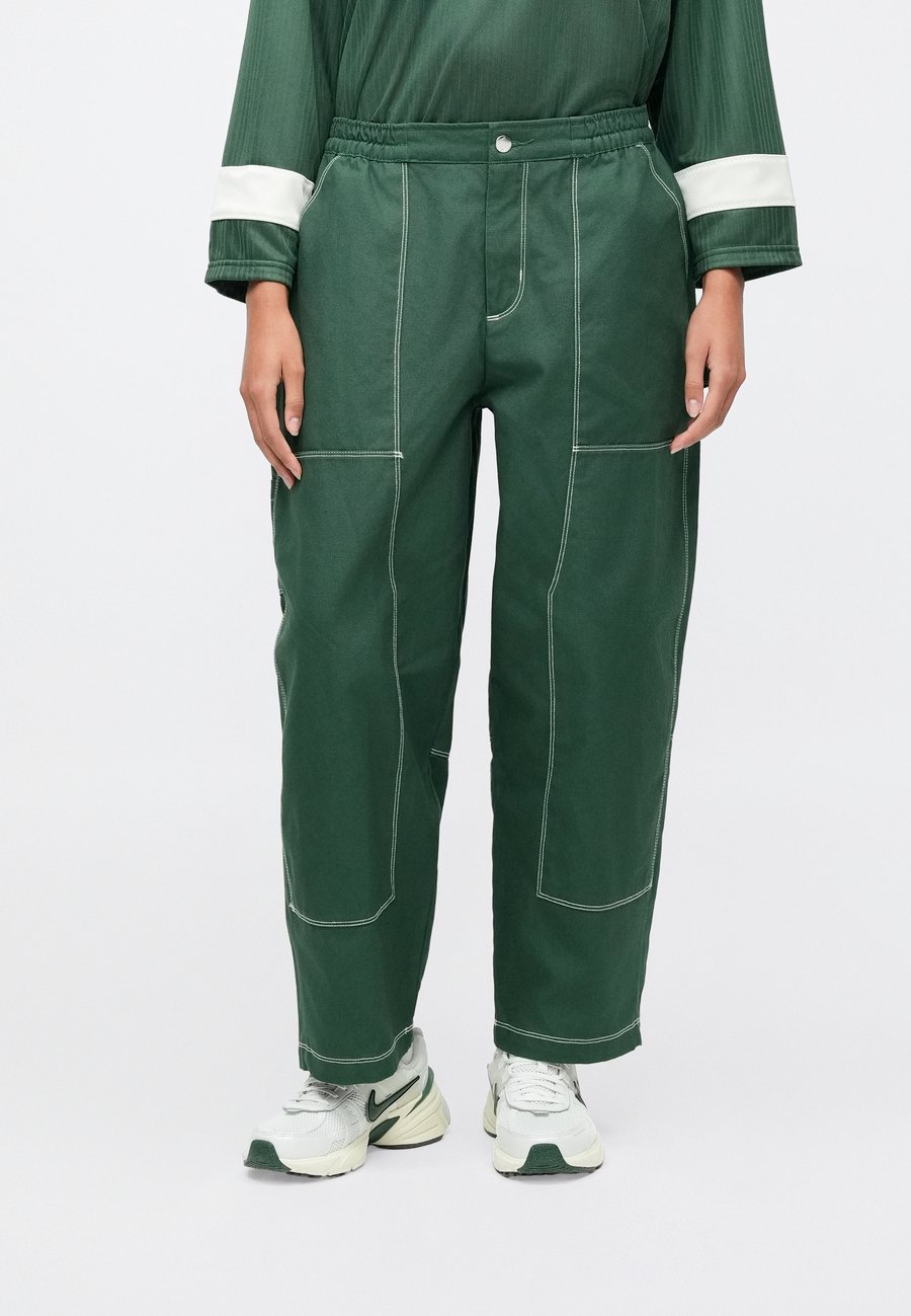 Брюки Nike Sportswear STREET PANT, Fir/Antique Silver Coloured/Green — фото 4