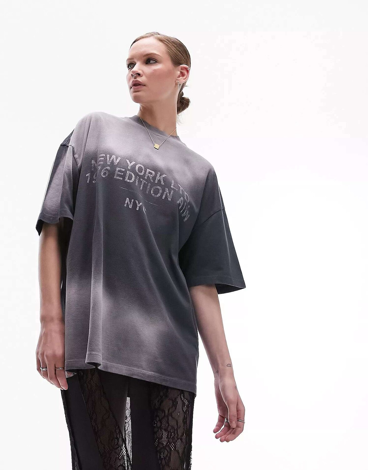 

Темно-угольная футболка оверсайз с графическим рисунком New York Topshop