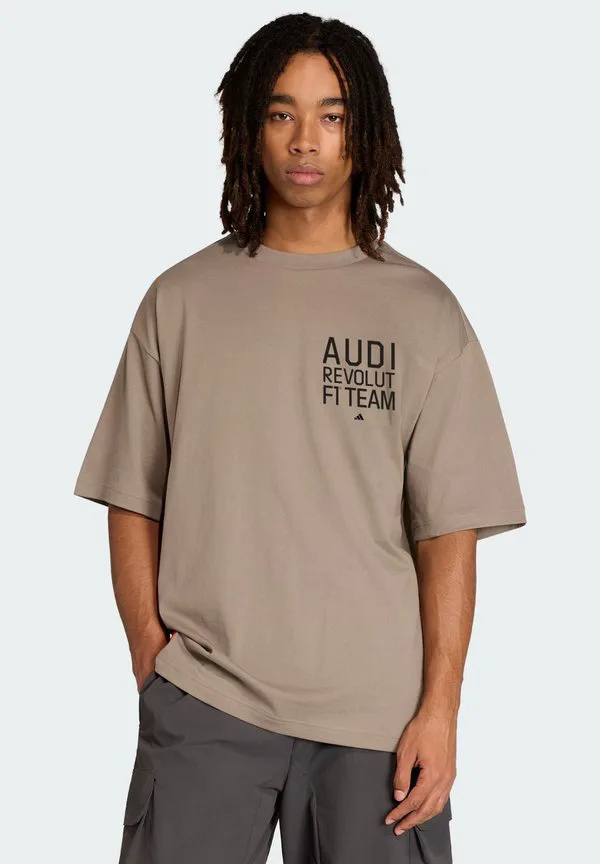 Футболка audi revolut f1 team elevated graphic ii с принтом Adidas Performance, Simple Brown /Hi-Res Red