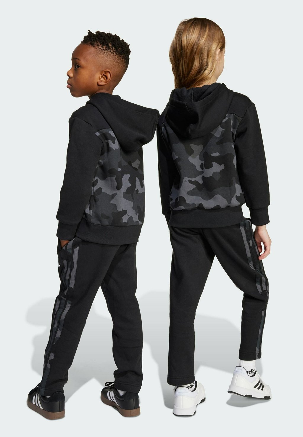 

Костюм SEASONAL ESSENTIALS CAMO JOGGER SET Adidas Sportswear, черный