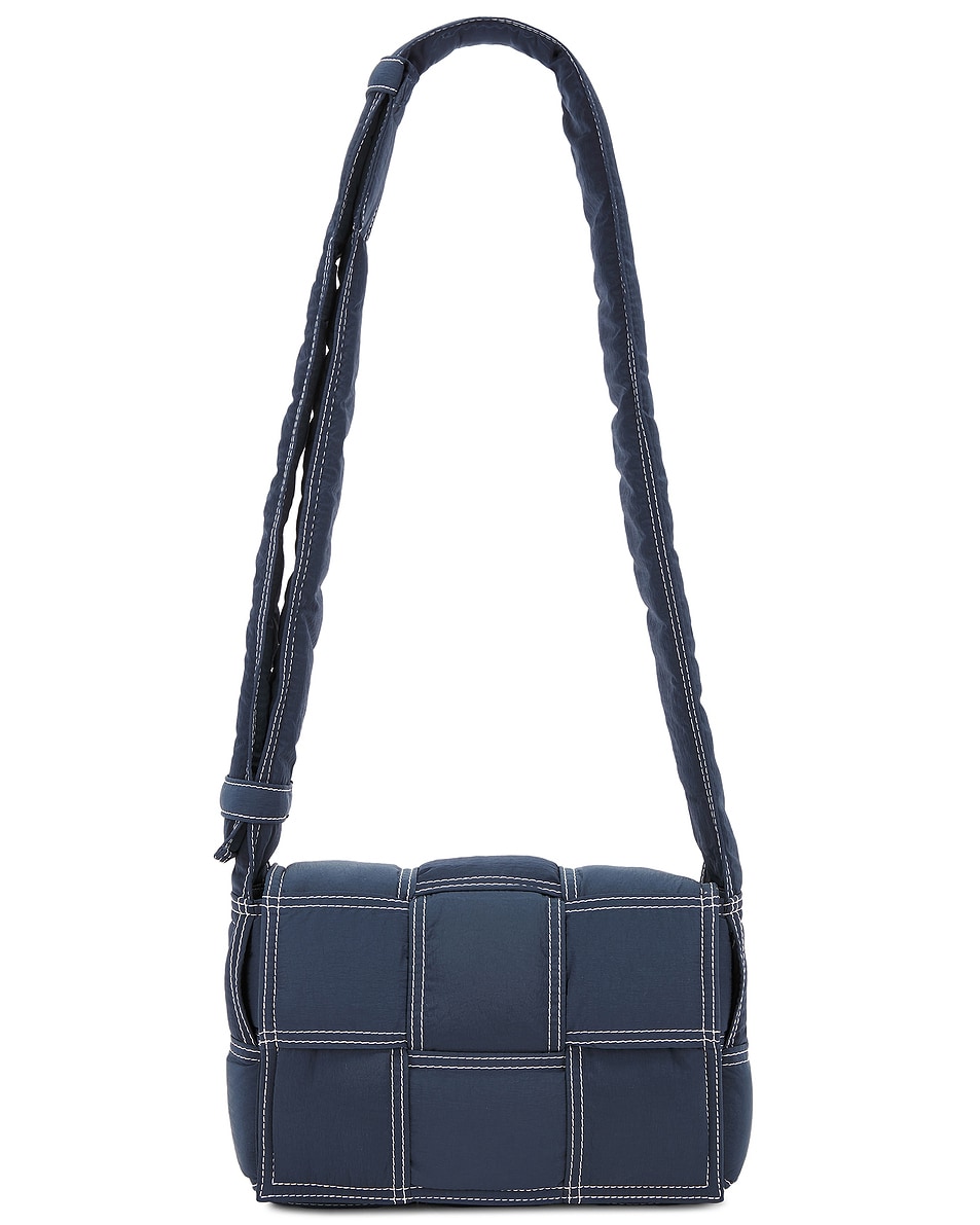 

Сумка Small Padded Cassette Nylon Stitch Bottega Veneta, Deep Blue & White