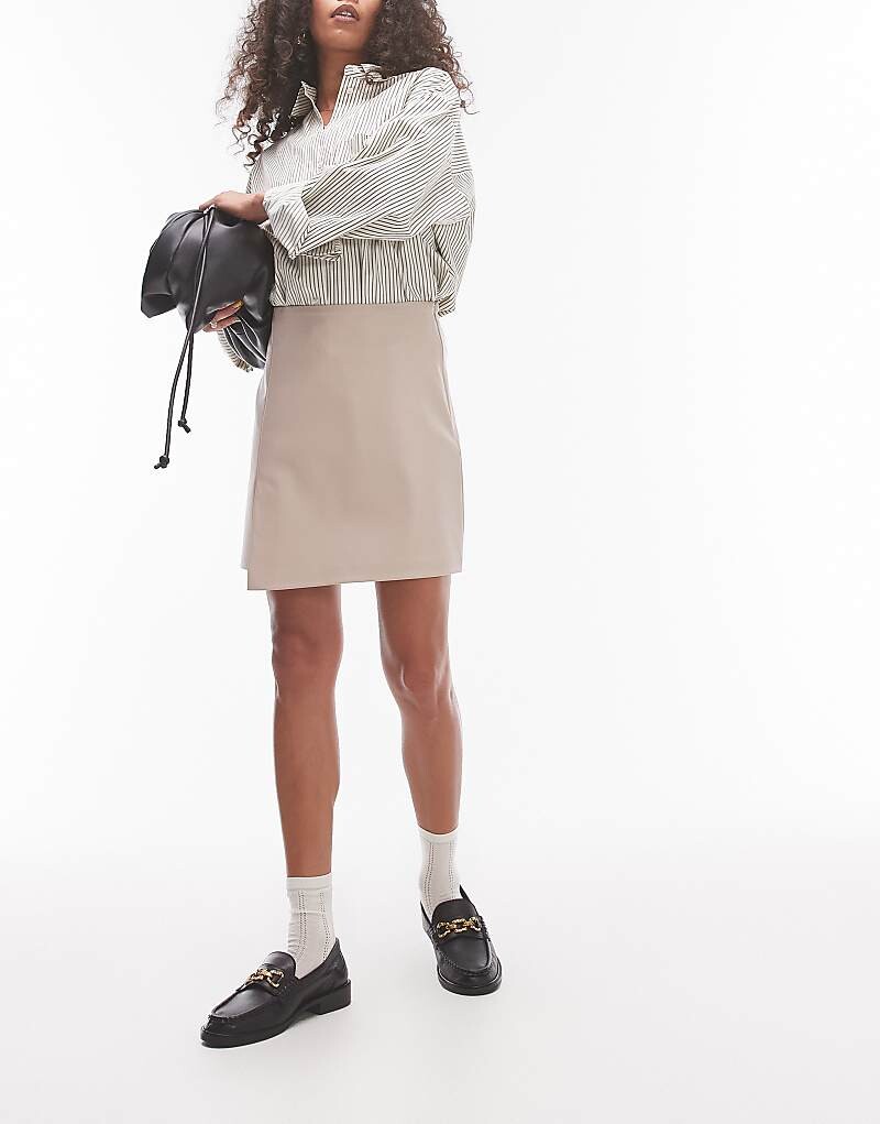 

Мини-юбка нейтрального цвета из искусственной кожи с асимметричным швом Topshop