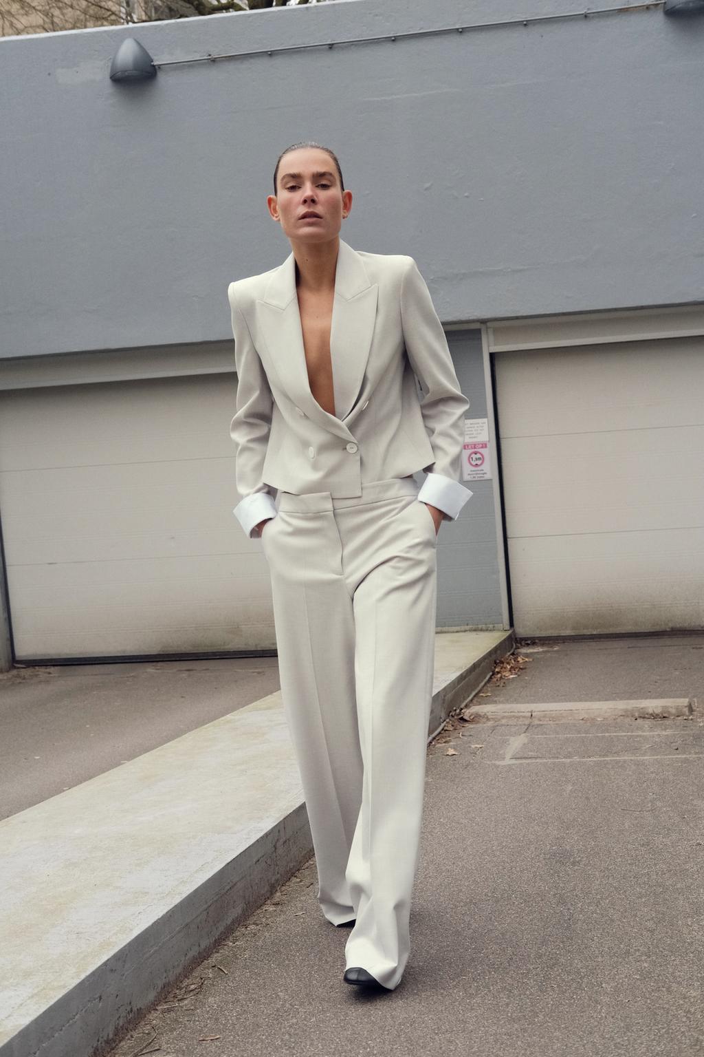 

Укороченный блейзер с контрастными манжетами ZARA, цвет Light grey