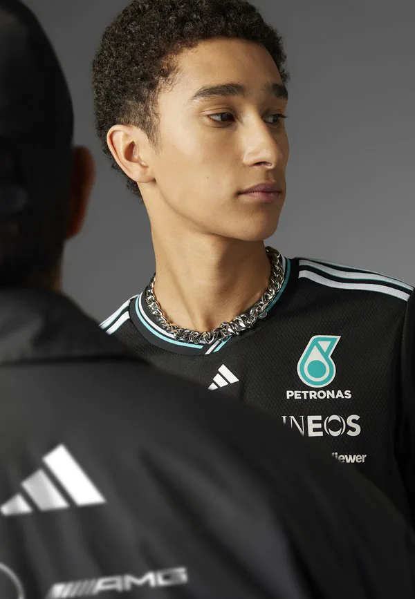 Mercedes amg petronas formula one team пилот, аутентичная футболка с длинным рукавом Adidas Originals, Black White — фото 2
