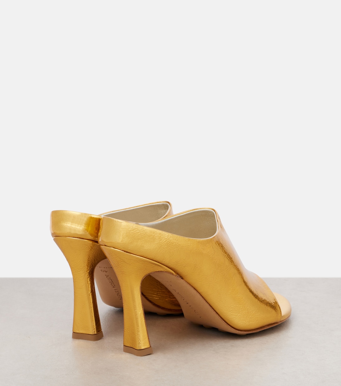 Мулы Rana из металлизированной кожи Bottega Veneta, золотой — фото 2
