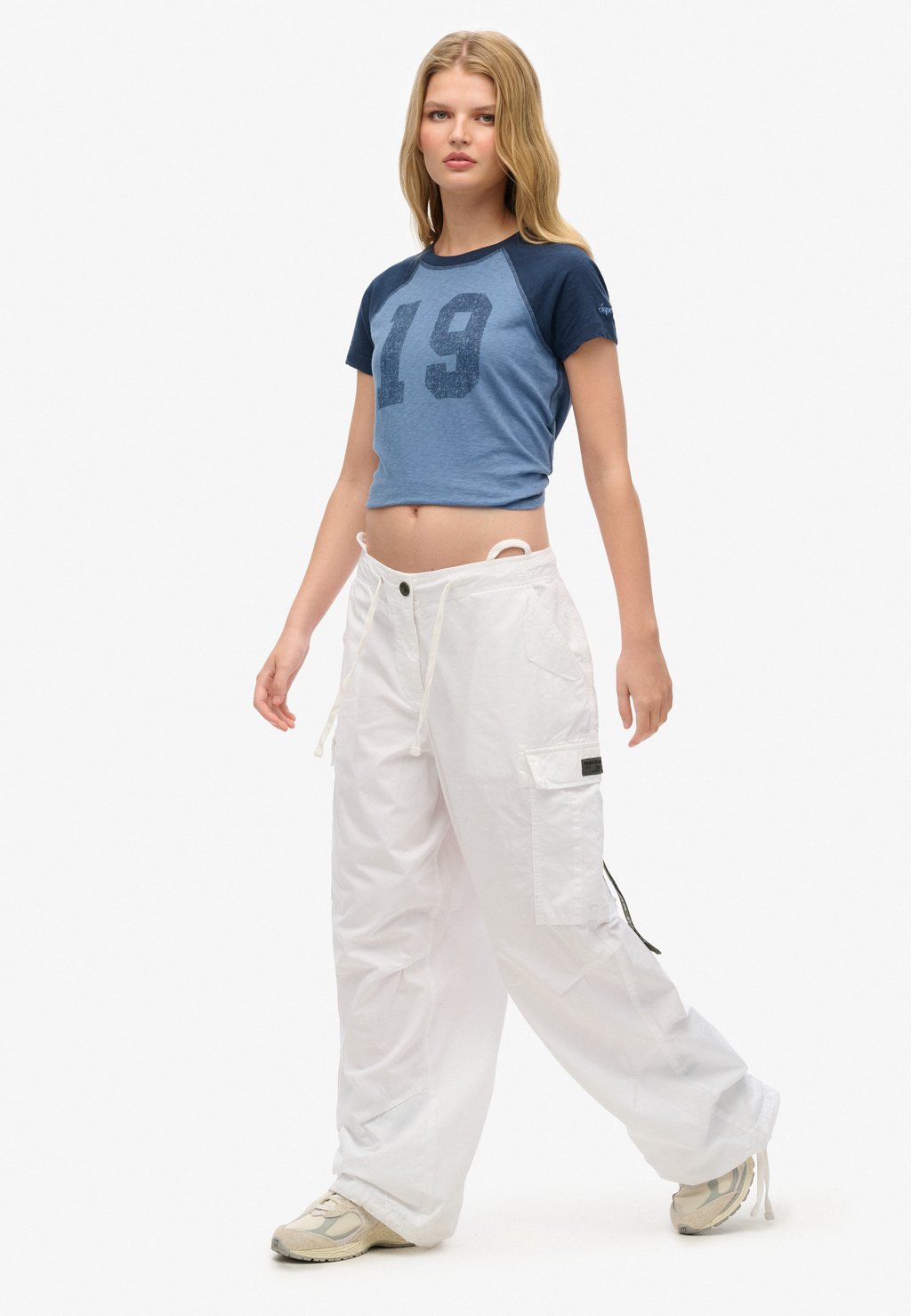 Брюки-карго BAGGY PARACHUTE Superdry, цвет Optic — фото 4