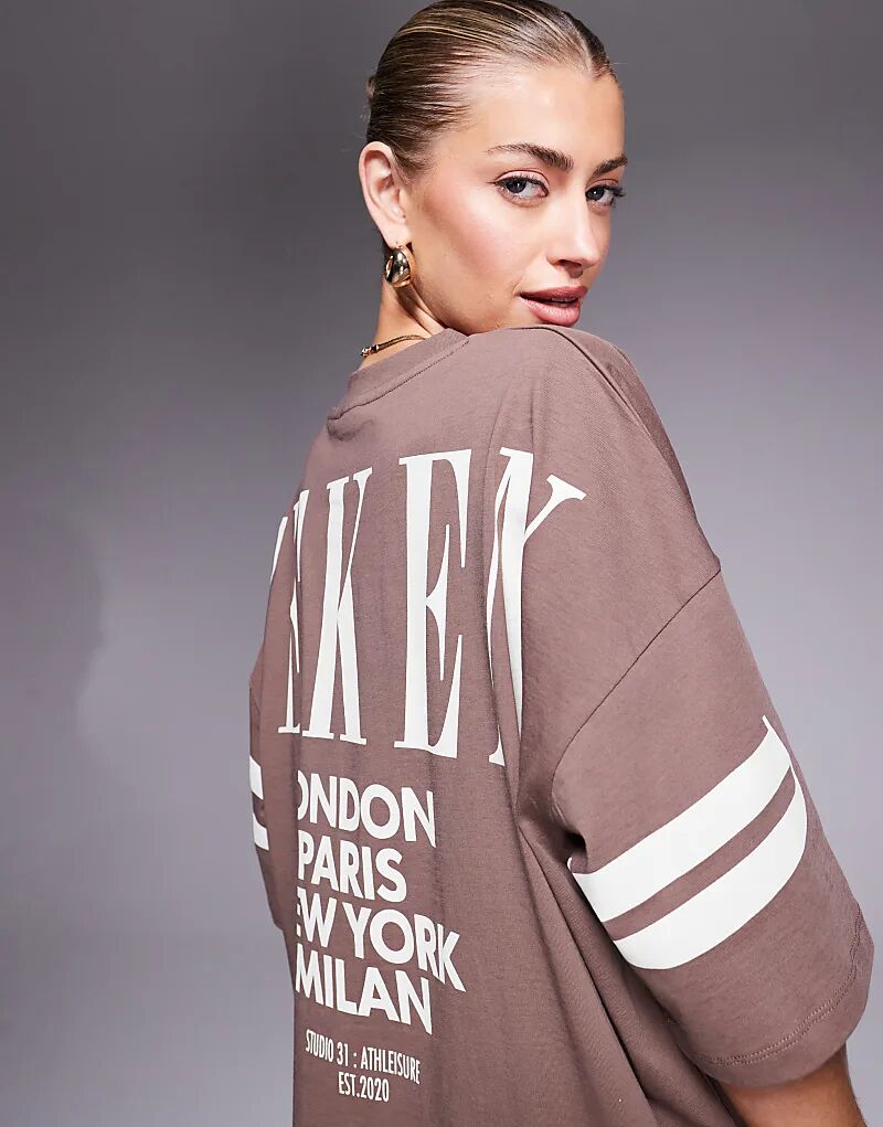 

Футболка Weekend Collective Icon большого размера с логотипом на спине в шоколадном цвете Asos Weekend Collective