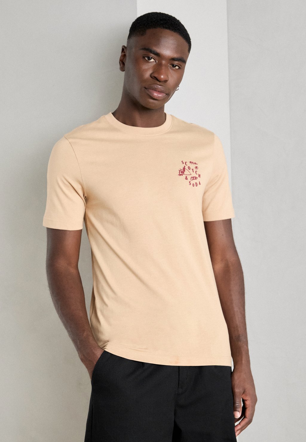 

Футболка с принтом REGULAR FIT LEFT CHEST LOGO Scotch & Soda, песочный