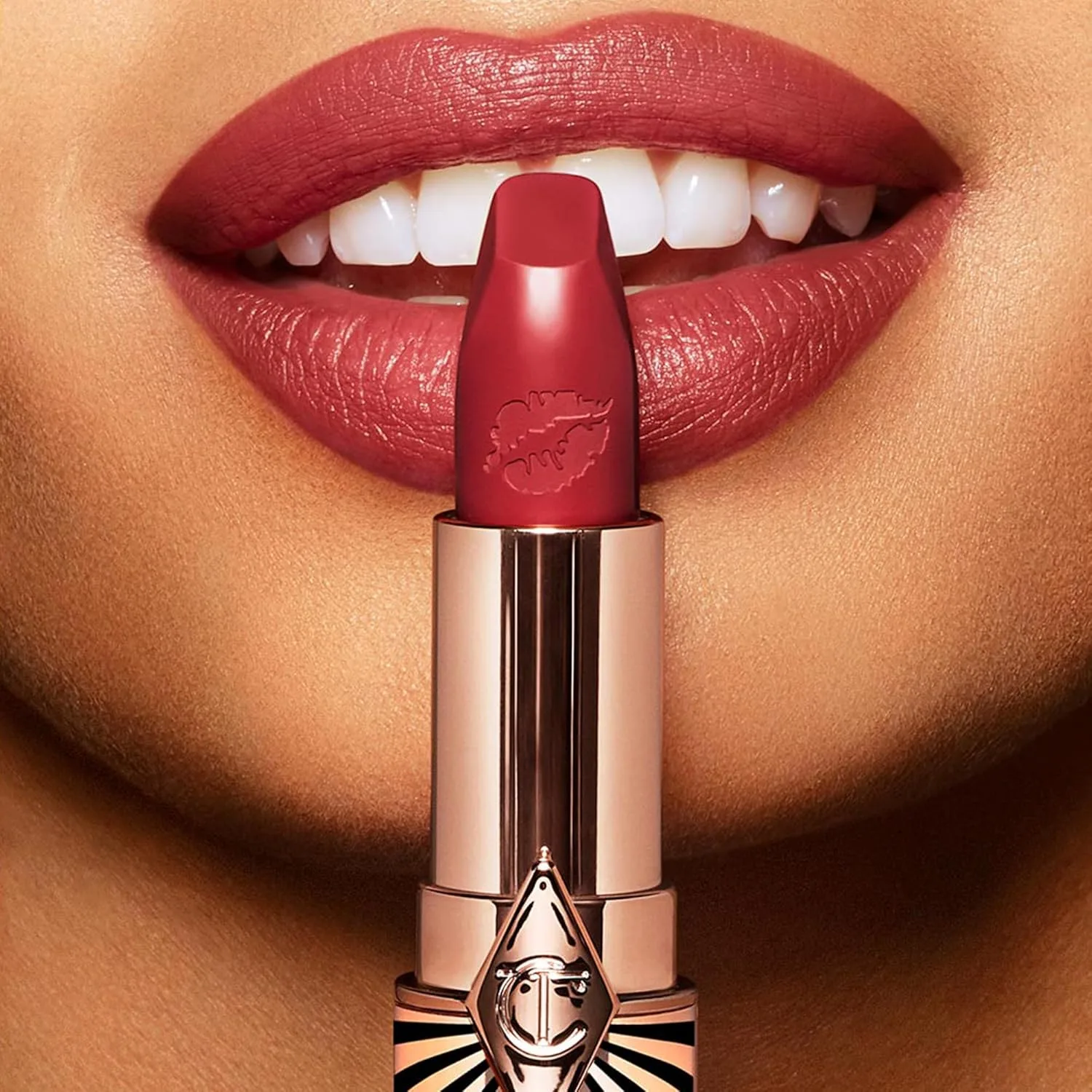 Помада Charlotte Tilbury Hot Lips 2.0 - увлажняющая, стойкая помада с экстрактами орхидеи и антиоксидантами - сатиновое покрытие, которое можно наслаивать, для визуального увеличения объема губ., Viva La Vergara - soft wine red — фото 2