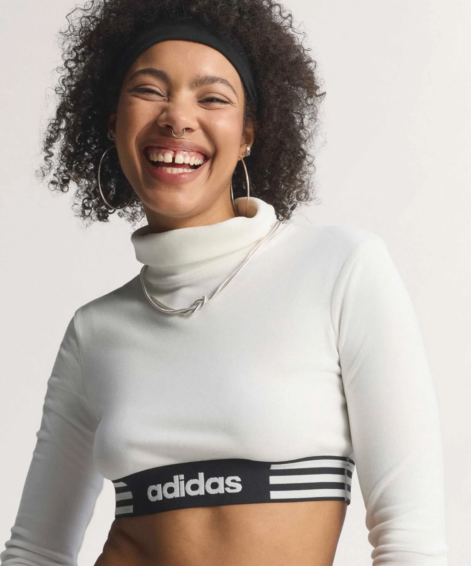 Женская футболка adidas с длинным рукавом и бархатным эффектом — фото 3