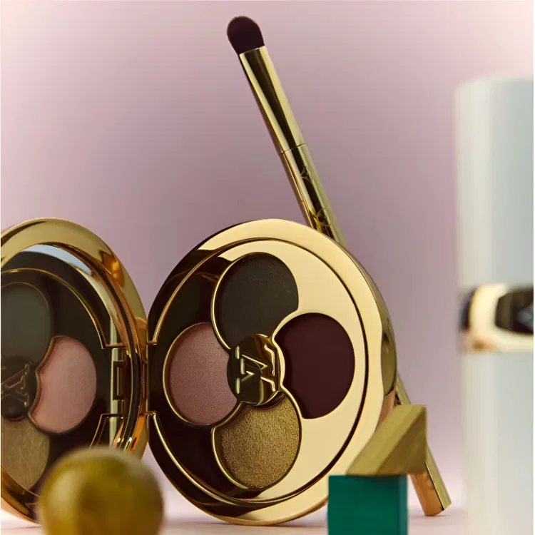 Палетка теней для век 4 цвета Louis Vuitton Force of Nature Field Green — фото 4