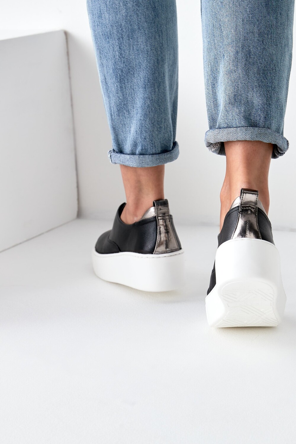 Кожаные спортивные кроссовки на толстой платформе на танкетке Signature Forever Comfort Next, черный — фото 2