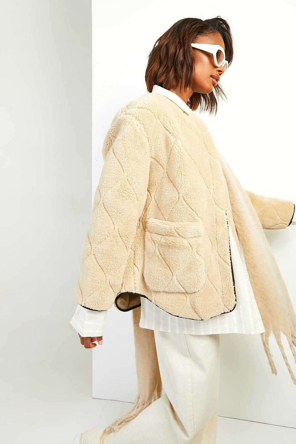 

Плюшевая куртка из искусственного меха Onion Quilt boohoo, бежевый