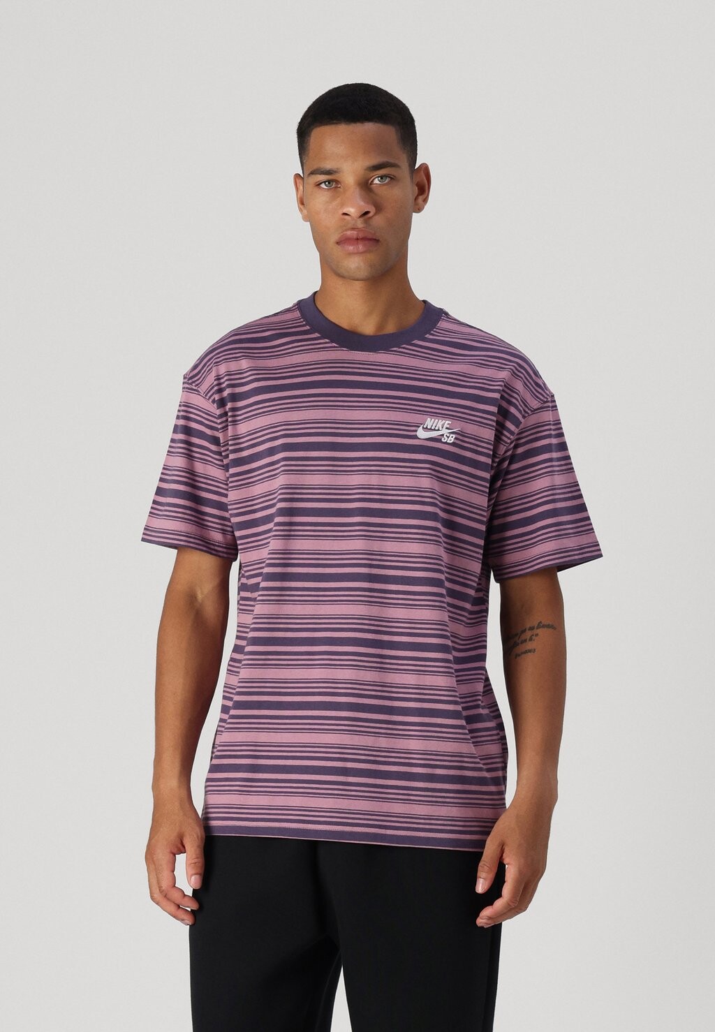

Базовая футболка TEE Nike SB, фиолетовый