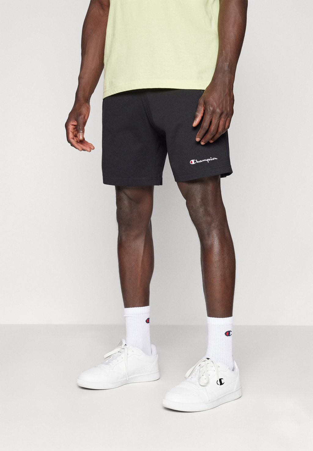 

Спортивные шорты ICONS BERMUDA SHORTS WITH SMALL LOGO Champion, черный