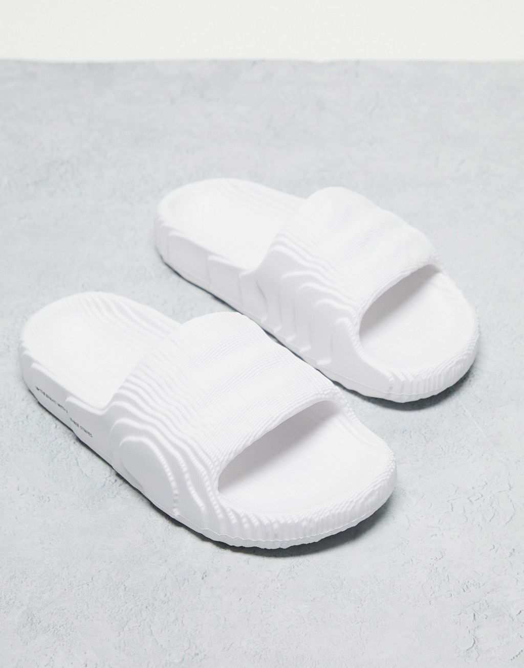 

Белые шлепанцы adidas Originals Adilette 22