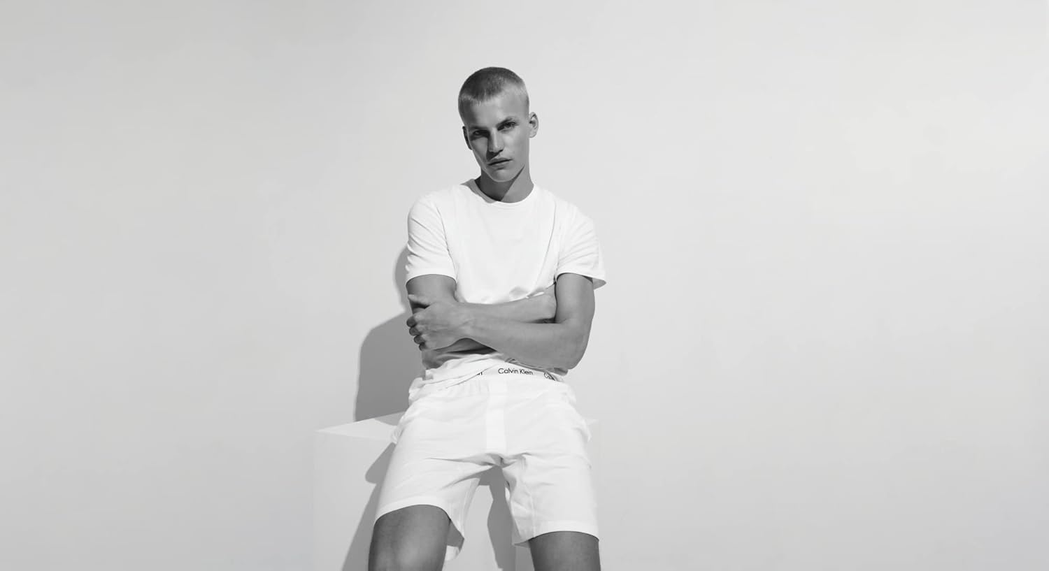 Мужская хлопковая эластичная кофта Calvin Klein Lounge с коротким рукавом и круглым вырезом, Black — фото 3