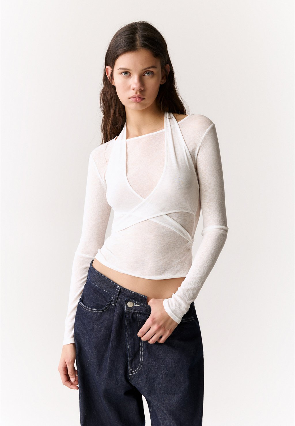 

Футболка с длинным рукавом LAYERED WITH CROSSOVER NECKLINE PULL&BEAR, белый