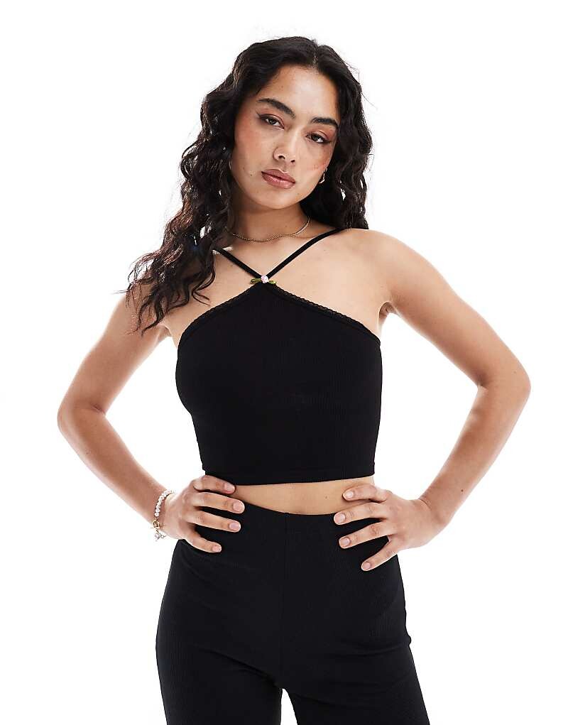 

Черный топ с воротником-халтером Bershka – и кружевной отделкой