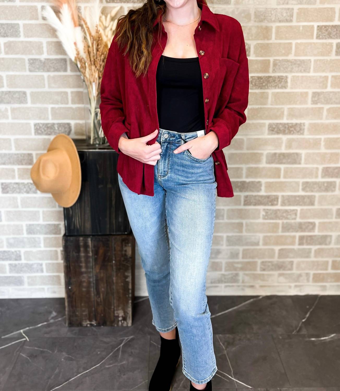 

Вельветовая куртка Brynlee в бордовом цвете Bizzy's Boutique