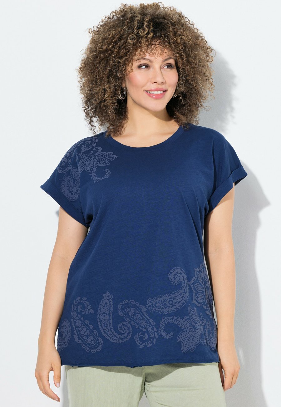 

Футболка Ulla Popken TEXTURED PAISLEY MOTIF CAP SLEEVE, Dark Blue, Красный, Футболка Ulla Popken TEXTURED PAISLEY MOTIF CAP SLEEVE, Dark Blue