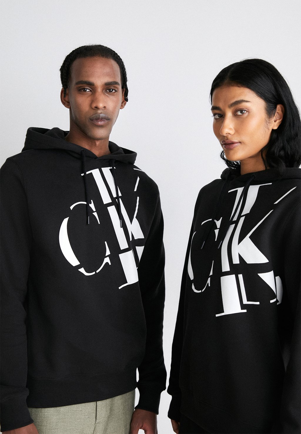 

Толстовка REGULAR HOODIE SCATTERED LOGO UNISEX Calvin Klein Jeans, черный