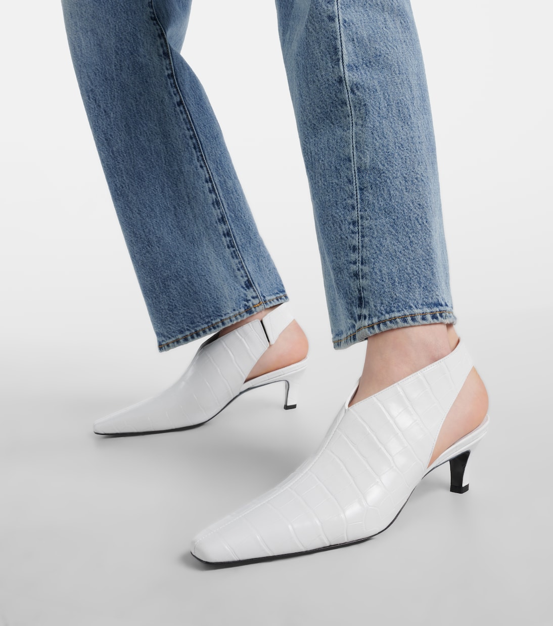 Туфли-лодочки Croco Slim из кожи с открытой пяткой Toteme, белый — фото 4