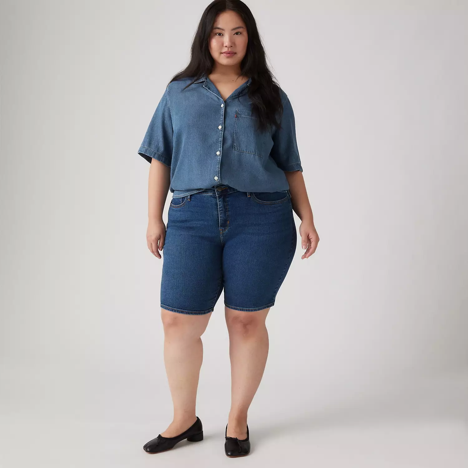 

Женские шорты-бермуды Shaping (размер Plus) Levi's, цвет Clever Girl - Dark Wash