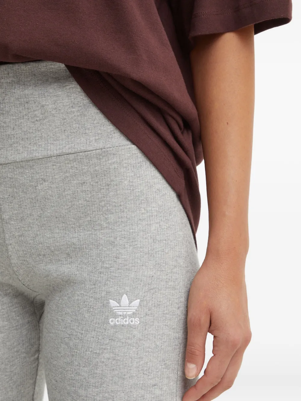 Расклешенные спортивные брюки в рубчик adidas, серый — фото 4