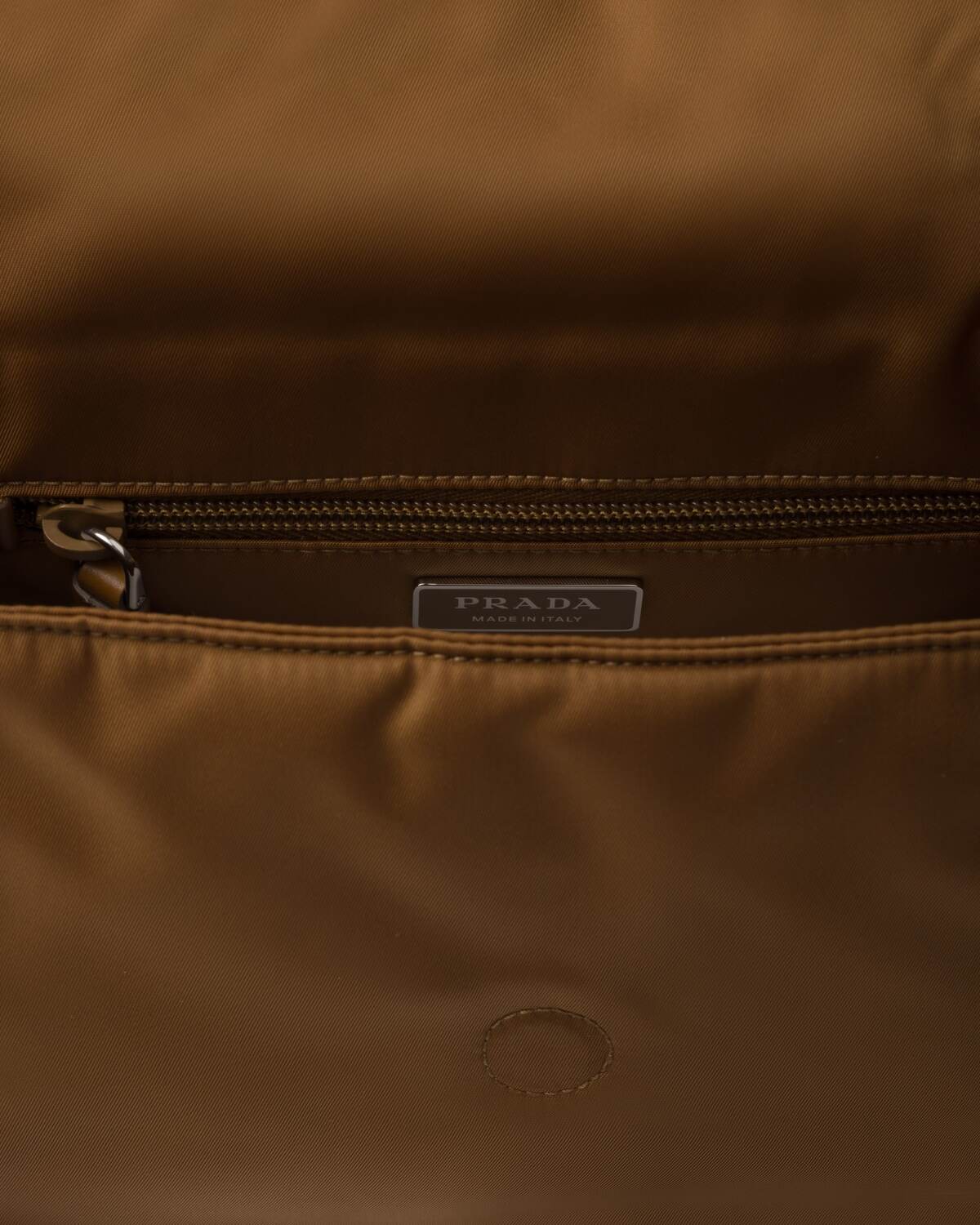 Маленькая стеганая наплечная сумка Prada Traveller из переработанного нейлона Prada, бренди — фото 4