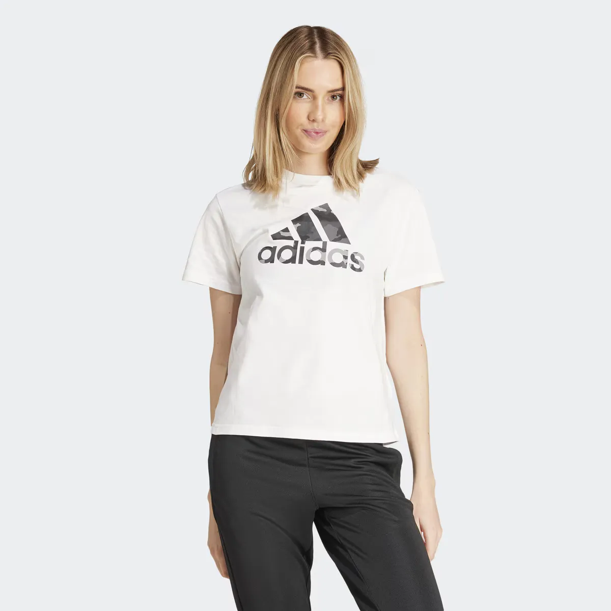 

Женская футболка с камуфляжным принтом Adidas, белый