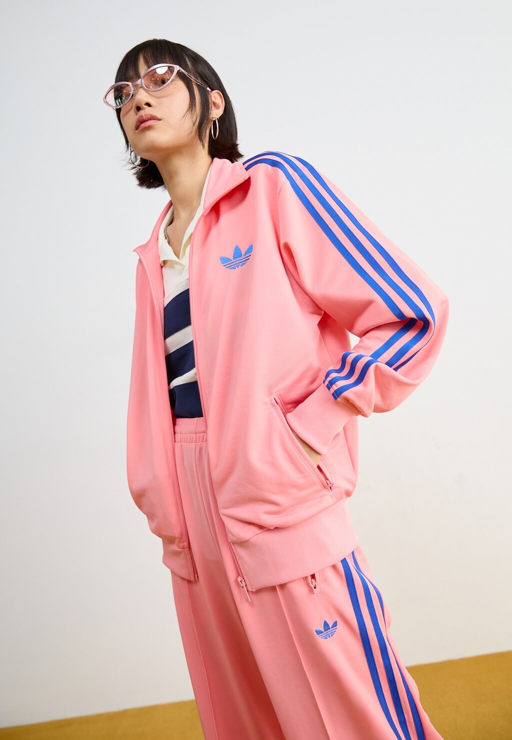 

Тренировочная куртка LOOSE adidas Originals, розовый