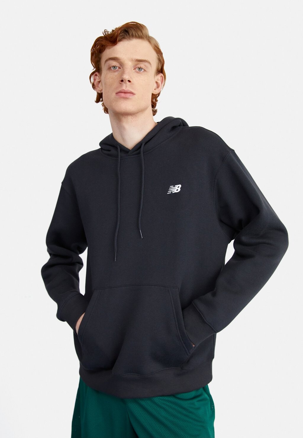 

Толстовка SPORT ESSENTIALS SMALL LOGO BRUSHED HOODIE New Balance, цвет black