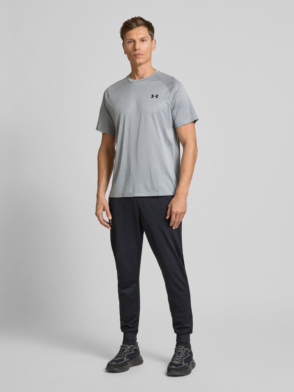

Спортивные брюки свободного кроя с карманами на молнии Under Armour, черный