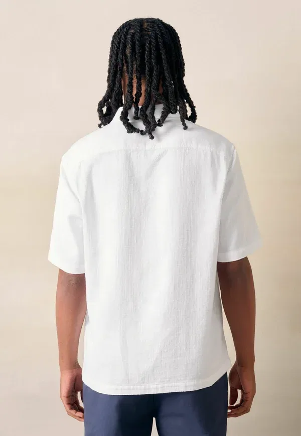 Рубашка Next Regular fit textured short sleeve shirt, белый — фото 2