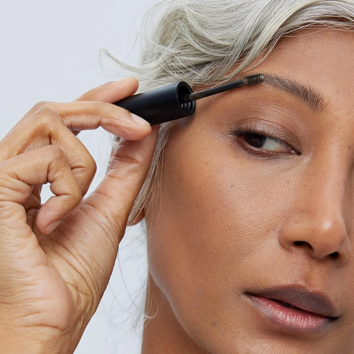 Nudestix Brow Set Gel XL - гель для бровей с длительным ношением для придания объема, густоты и укладки, увеличивает плотность бровей на 59% за 4 недели, чистый, cruelty-free, CLEAR — фото 3