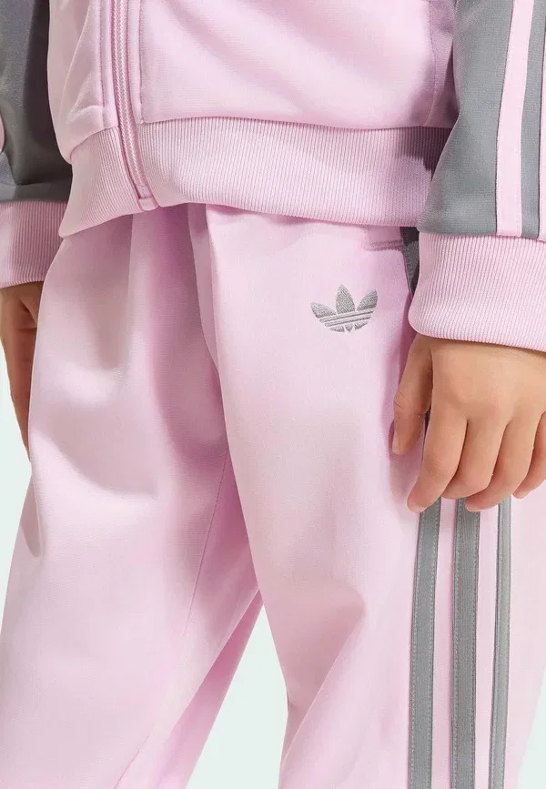 Детский спортивный костюм Adidas Originals SST Tracksuit Kids Set, орхидейный фьюжн — фото 4