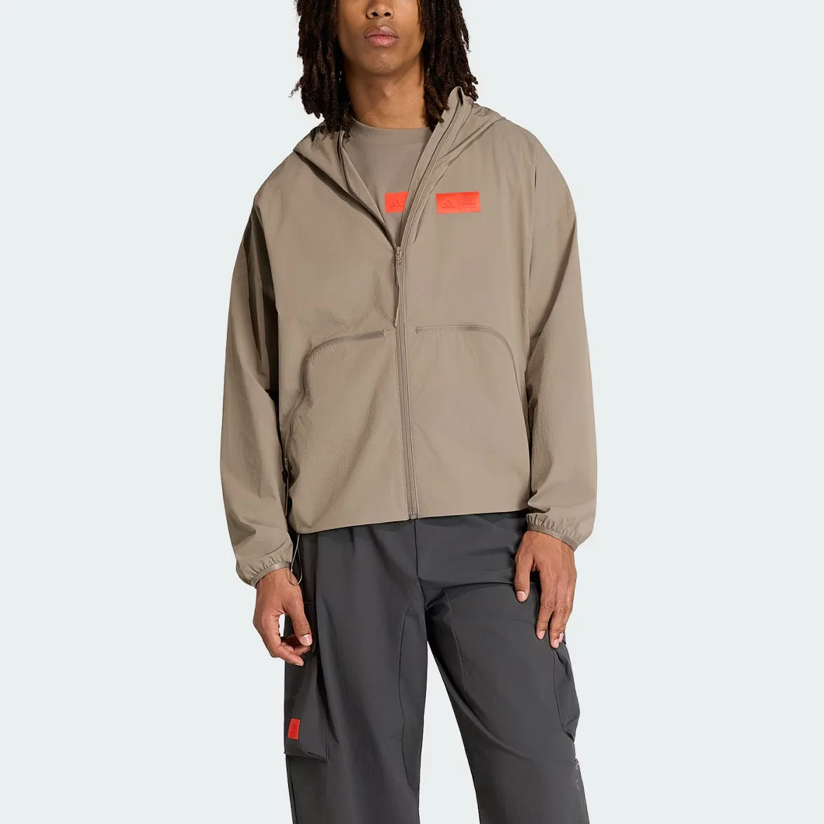 Куртка Audi TEAM FORMULA ONE ELEVATED мужская Adidas, Light Gray Brown/Bright Red — фото 4