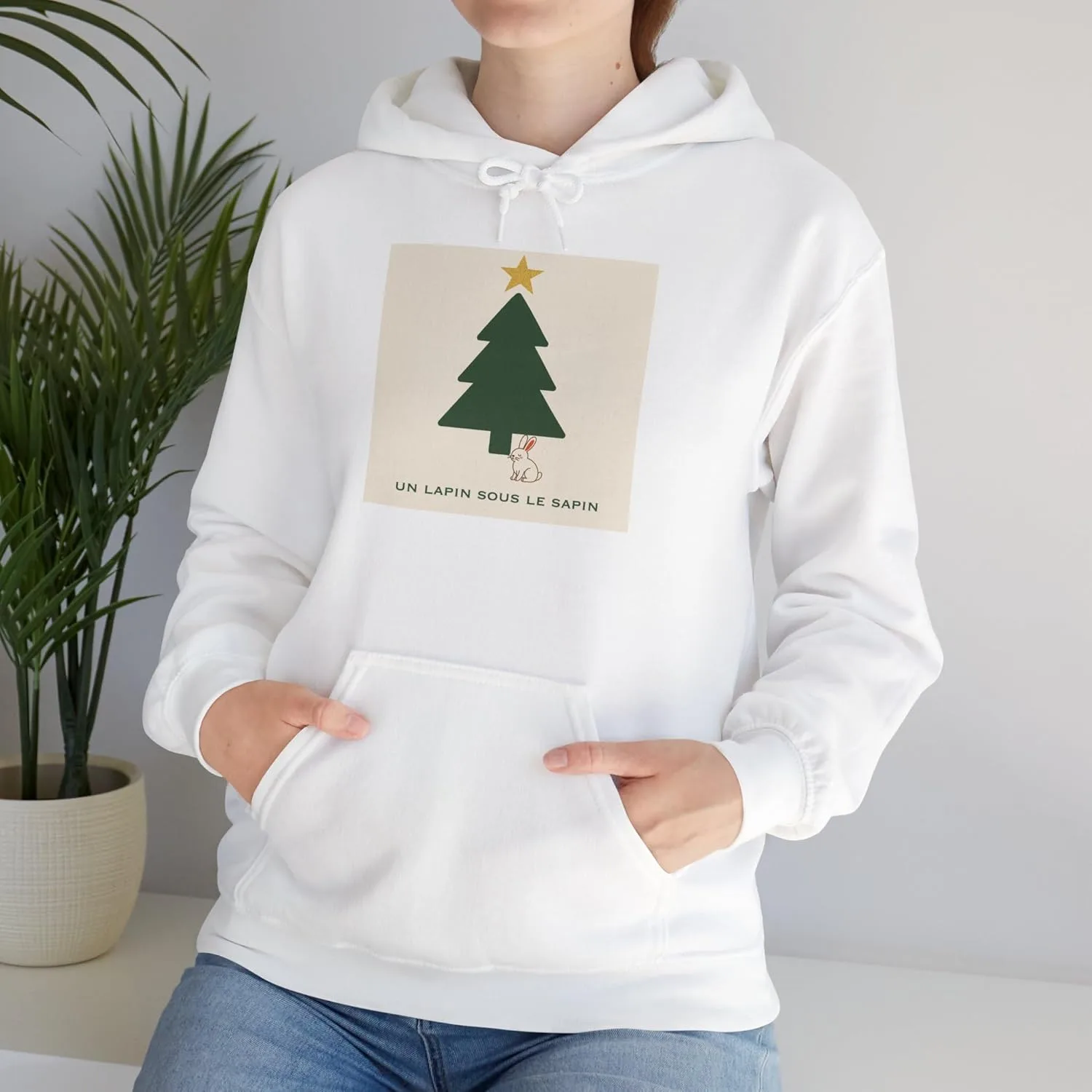 Худи Un Lapin sous le Sapin (Зайчик под елкой) на рождественскую тематику, минималистичный дизайн спинки с изображением елки и ягод, унисекс GENERIC, белый — фото 4