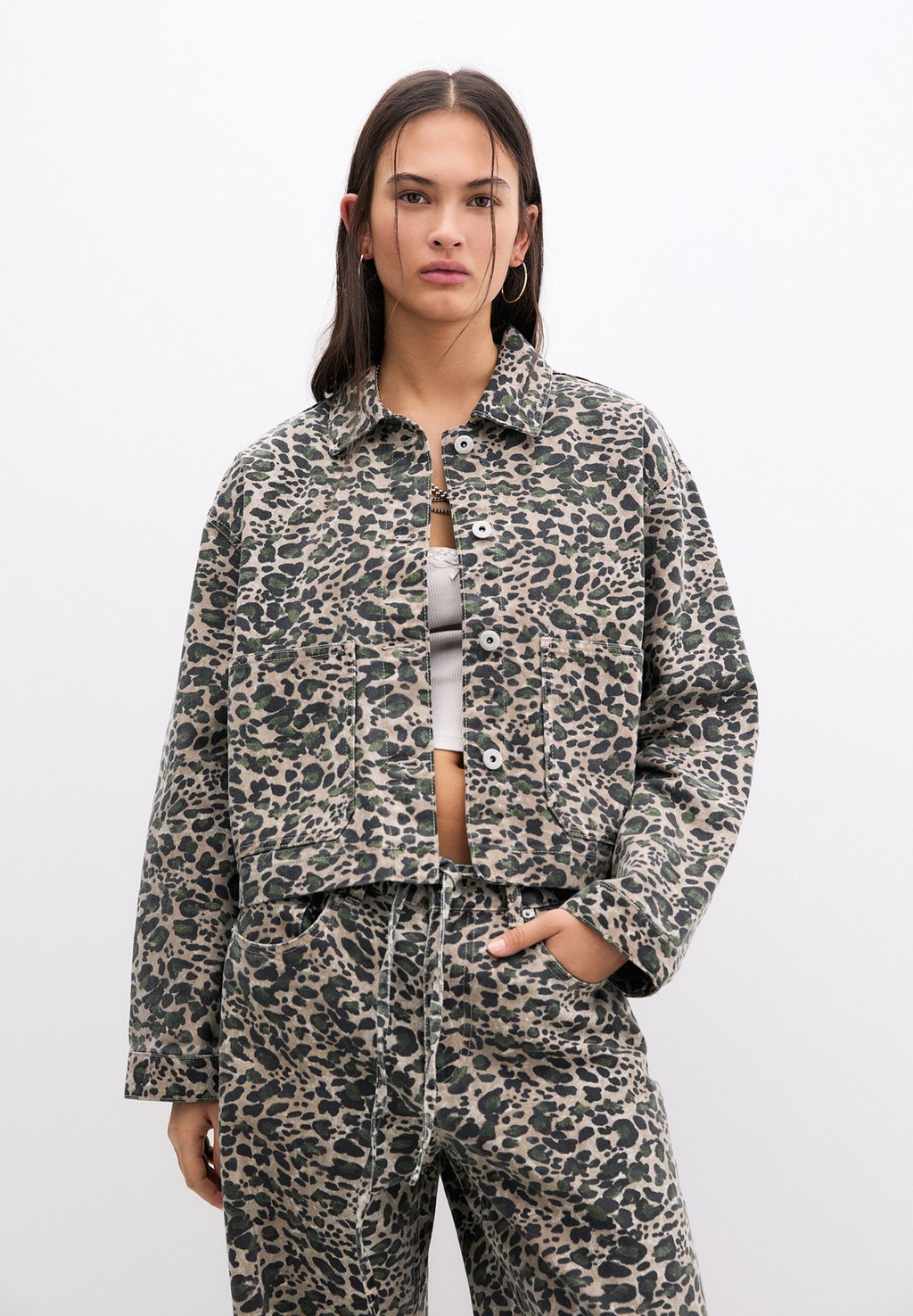 

Джинсовая куртка PRINT CROPPED PULL&BEAR, хаки