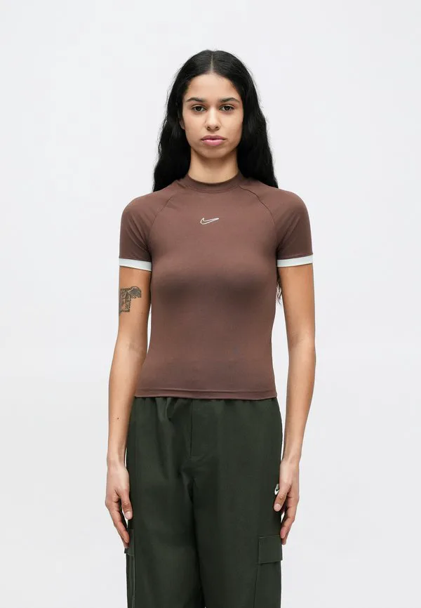 Приталенная футболка с принтом Nike Sportswear, Chocolate — фото 4